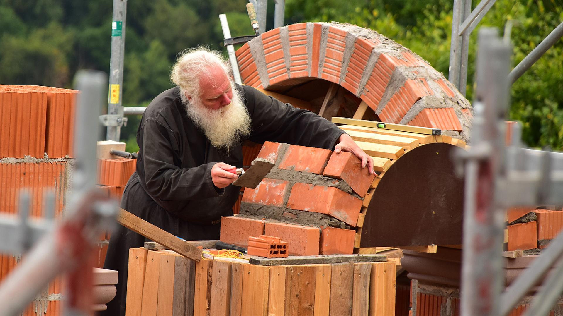 Abt Johannes mauert einen Steinbogen | Deutsches Orthodoxes Dreifaltigkeitskloster/Vtr. Lazerus