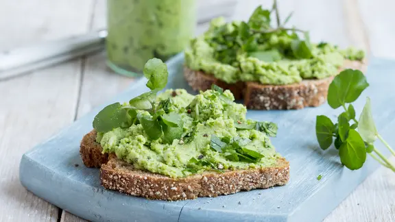 Zwei Scheiben Vollkornbrot mit Brokkoli-Brunnenkresse-Aufstrich.