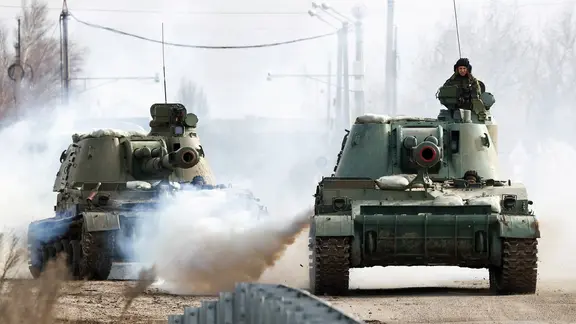 Zwei russische Panzer rollen auf einer Straße in der Ukraine.