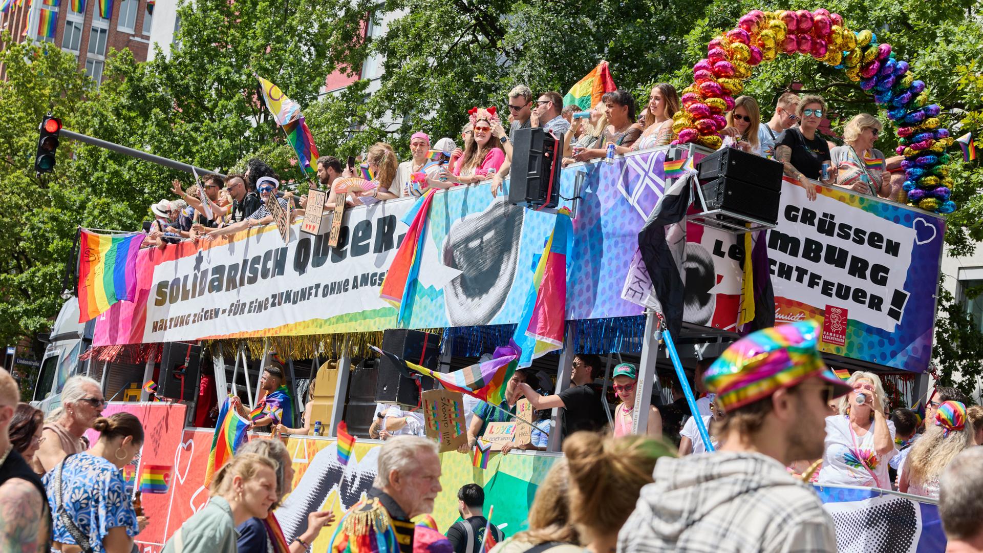 CSD-Demo in Hamburg: Tausende ziehen durch die Innenstadt