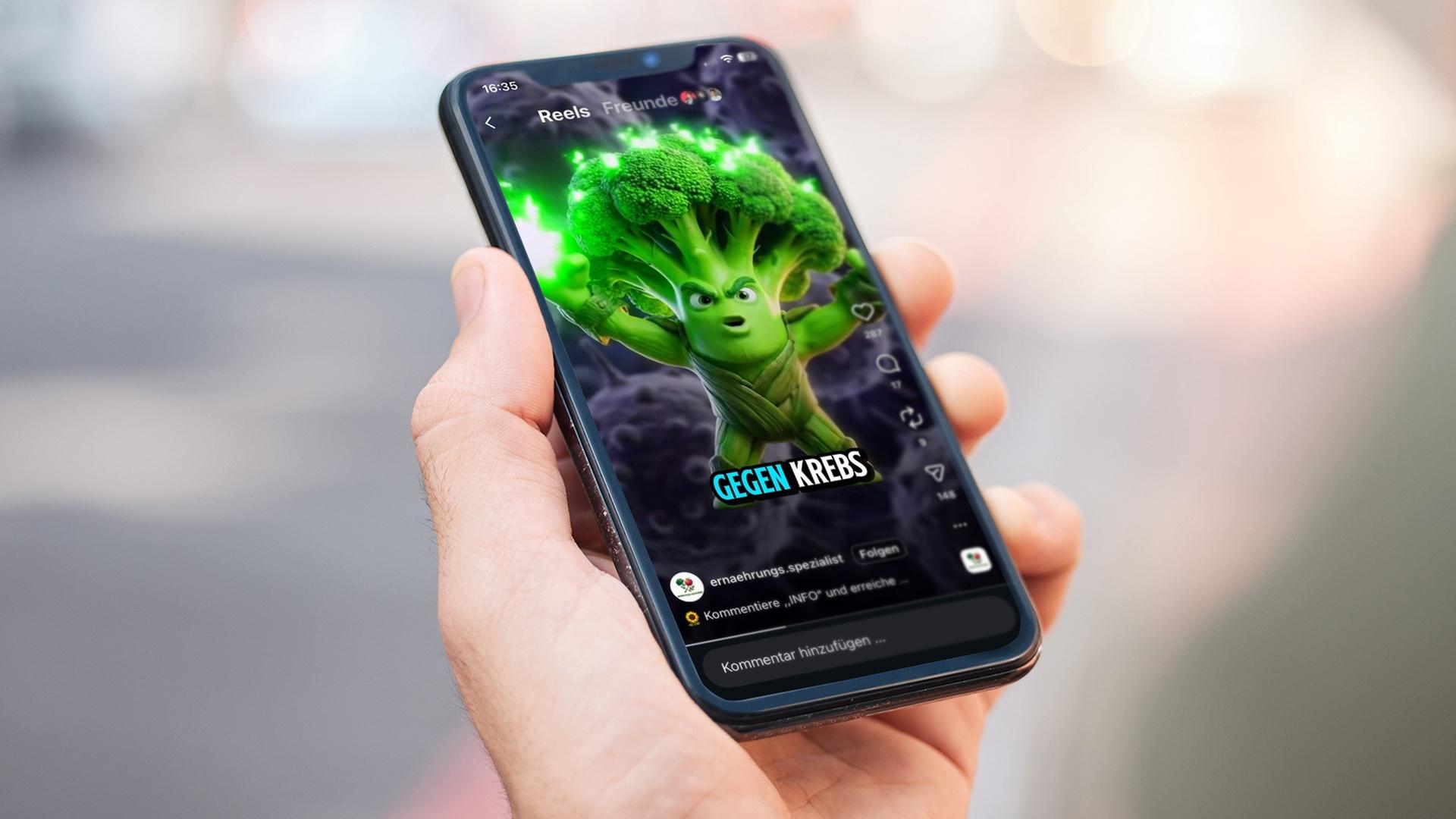 Auf einem Handy wird eine KI-generierte Social-Media-Kachel mit einem animierten Brokkoli betrachtet | NDR Bildmontage Screenshot Instagram/ernaehrungs.spezialist/Panthermedia