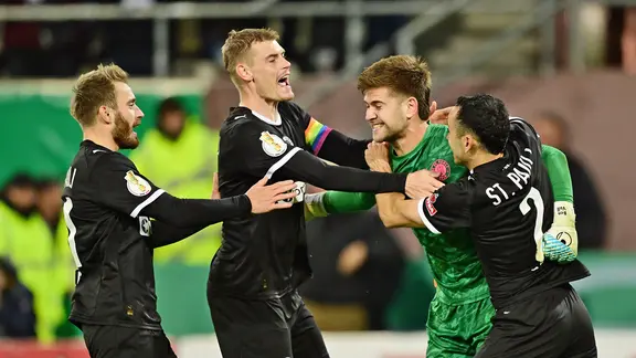 St. Paulis Torhüter Ben Voll jubelt