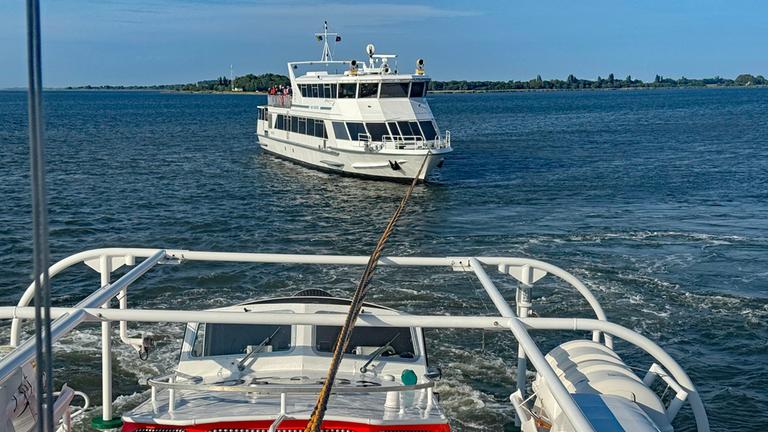 Eine Fähre ist wegen eines mutmaßlich technischen Fehlers auf dem Weg von Hiddensee nach Rügen auf Grund gelaufen.