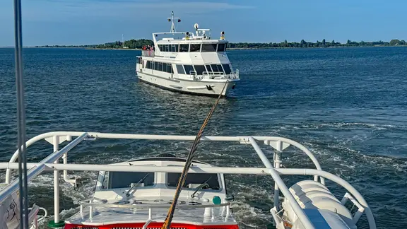Eine Fähre ist wegen eines mutmaßlich technischen Fehlers auf dem Weg von Hiddensee nach Rügen auf Grund gelaufen.