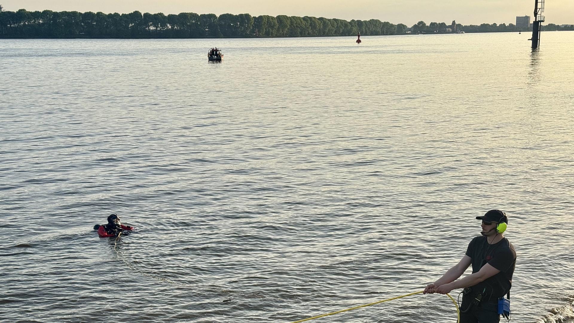 In der Elbe ertrunken: Einsatzkräfte finden toten Mann