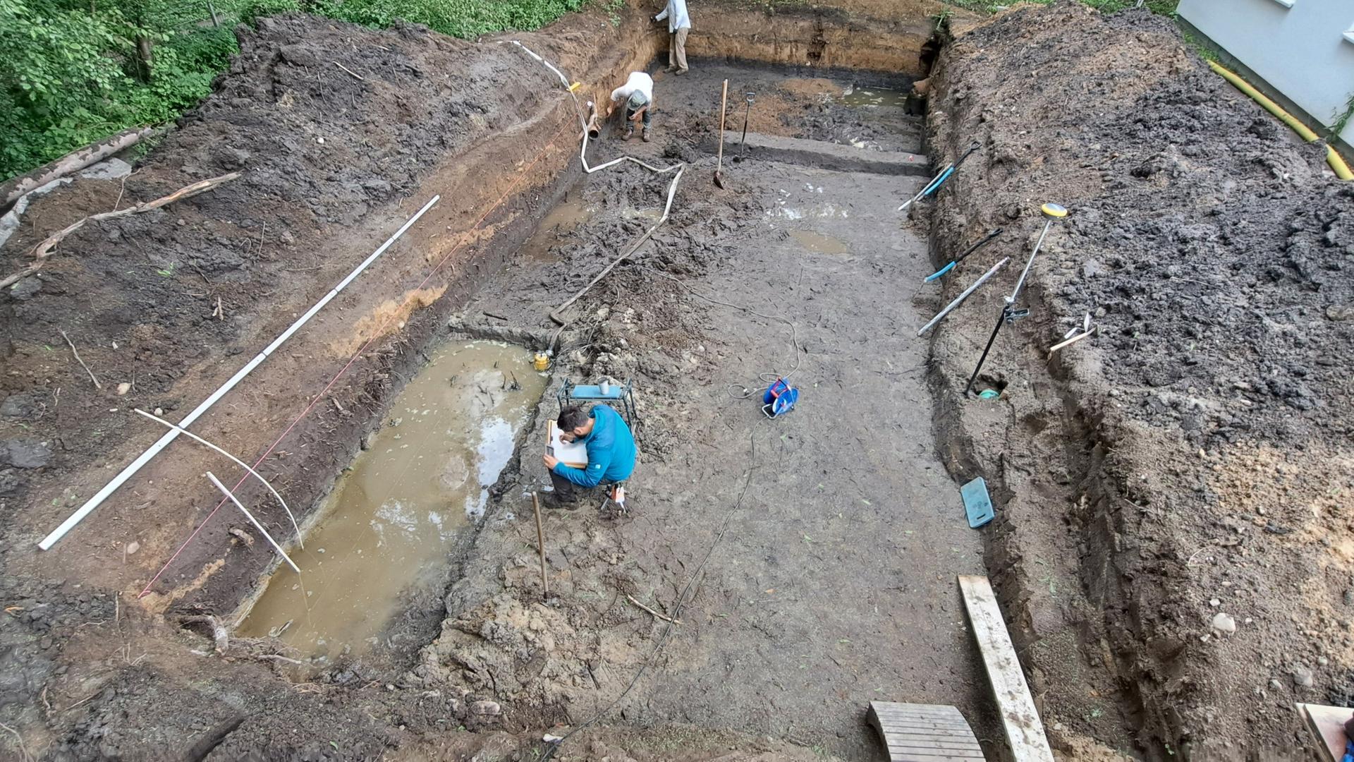 Die Archäologen legen Spuren einer Schumacherwerkstatt in Oldendorf frei. | Hansestadt Uelzen