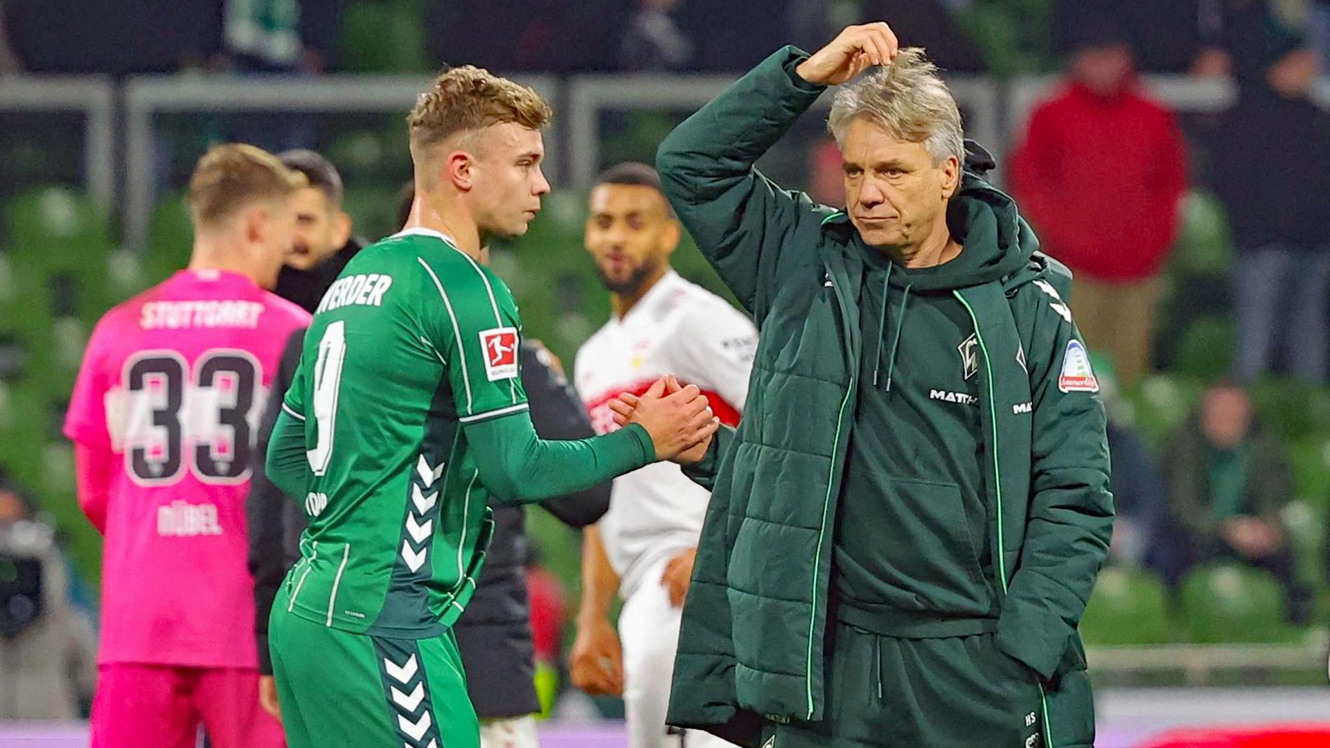 Werder-Trainer Horst Steffen kratzt sich am Kopf | IMAGO / nordphoto/Tauchnitz