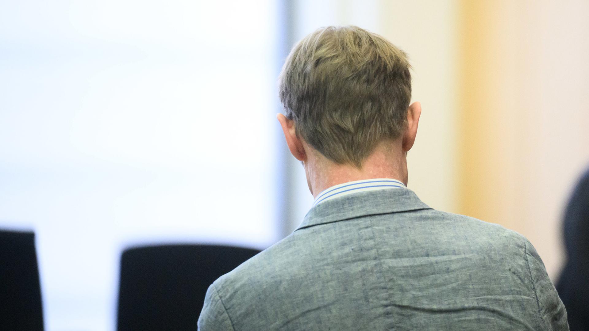 Der Angeklagte Christian B. steht im Gerichtssaal im Landgericht Braunschweig. | dpa-Bildfunk, Julian Stratenschulte