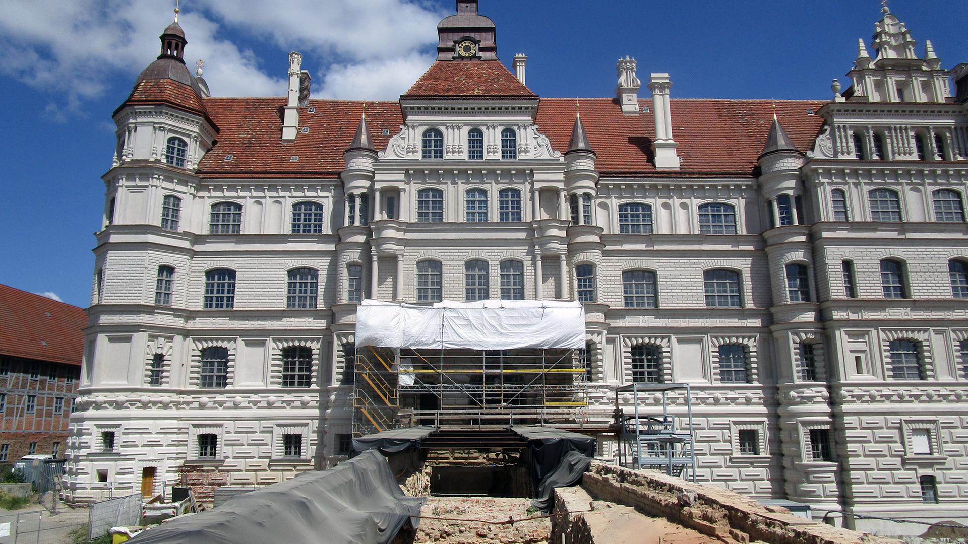 Das Güstrower Schloss mit restaurierter Fassade und der Brücke davor, die noch eine Baustelle ist.   | NDR, Foto: Axel Seitz 