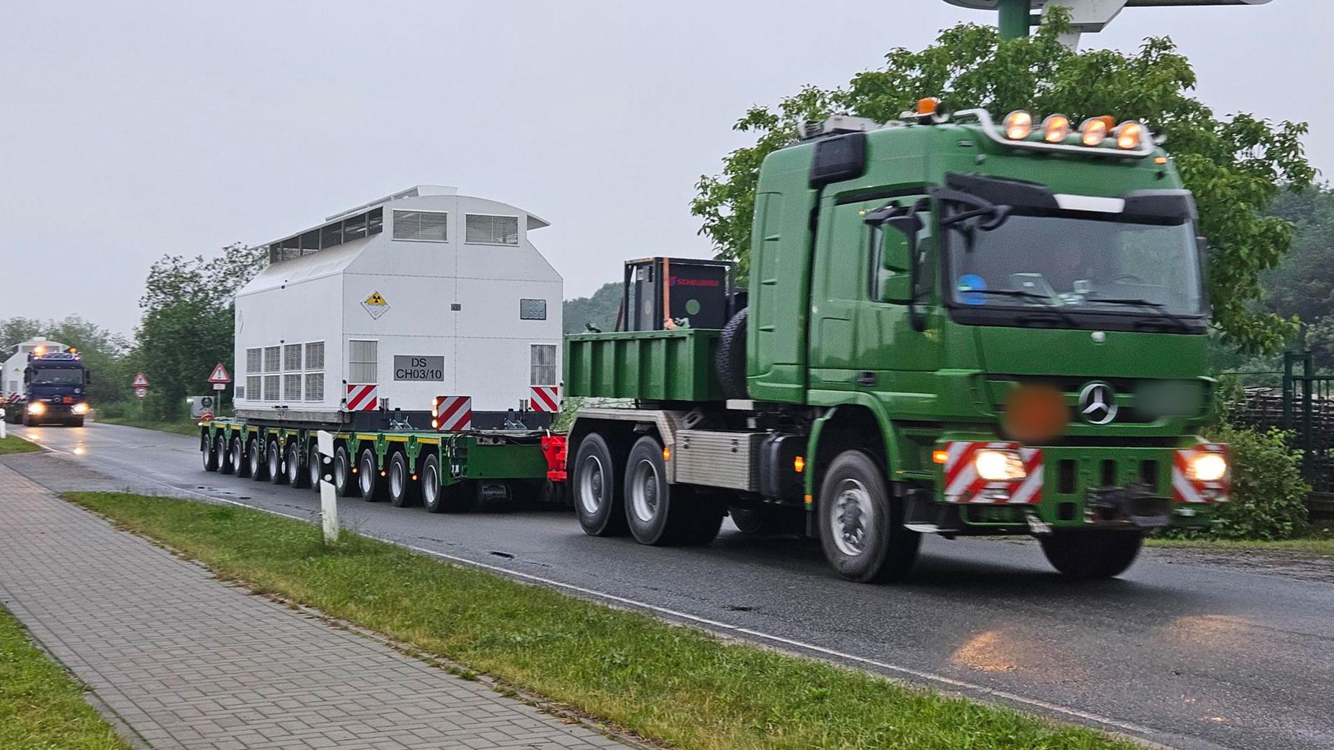 AtommÃ¼ll-Transport nach Brokdorf. | NDR, Jimmy Sheridan 