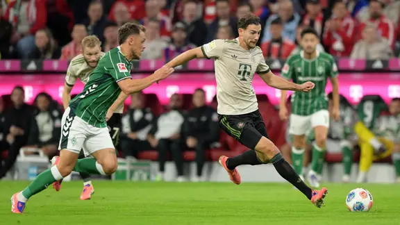 Bremens Senne Lynen (l.) im Zweikampf mit Bayerns Leon Goretzka