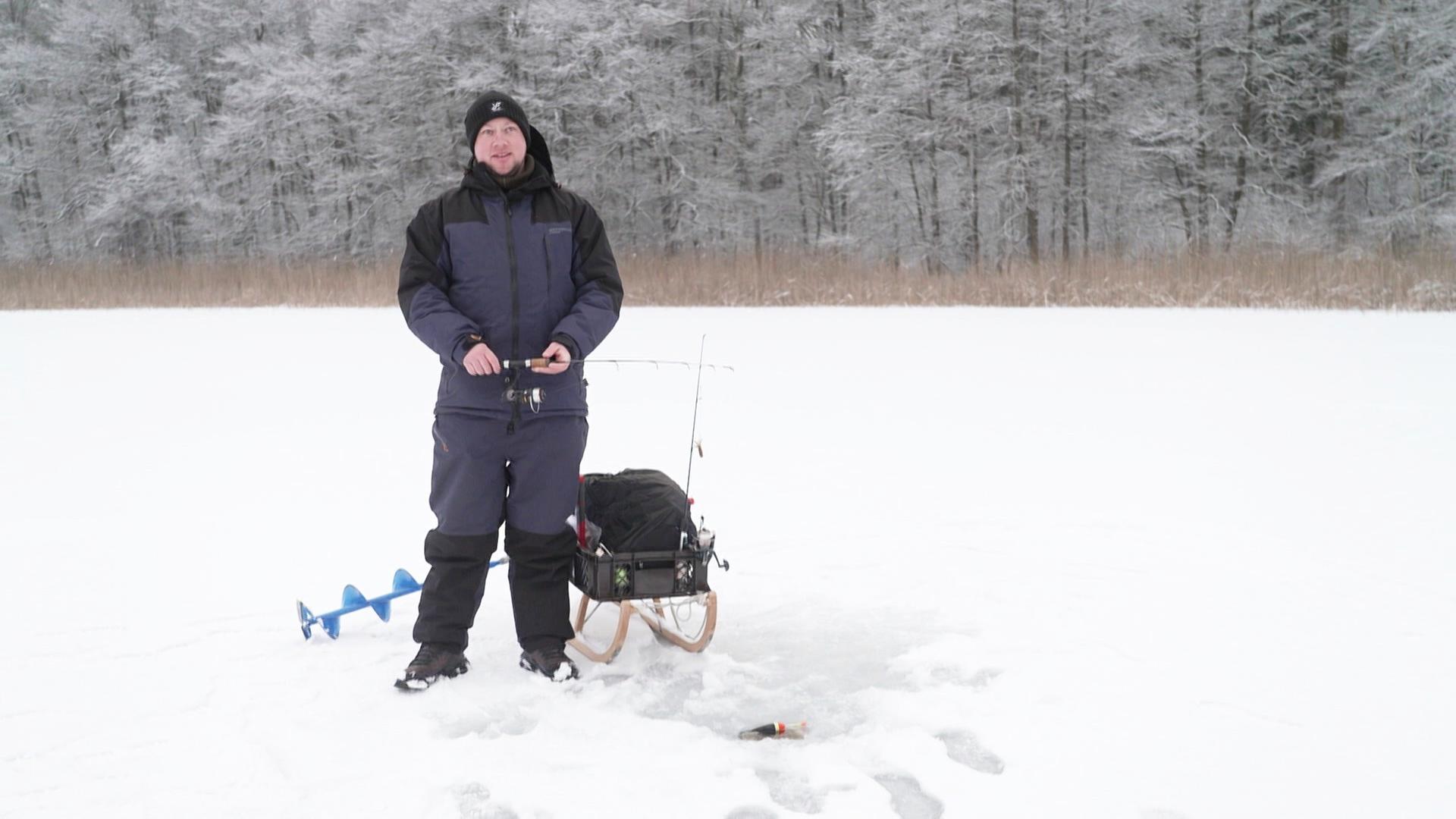 Unterwegs mit einem Eisangler auf dem Settiner See