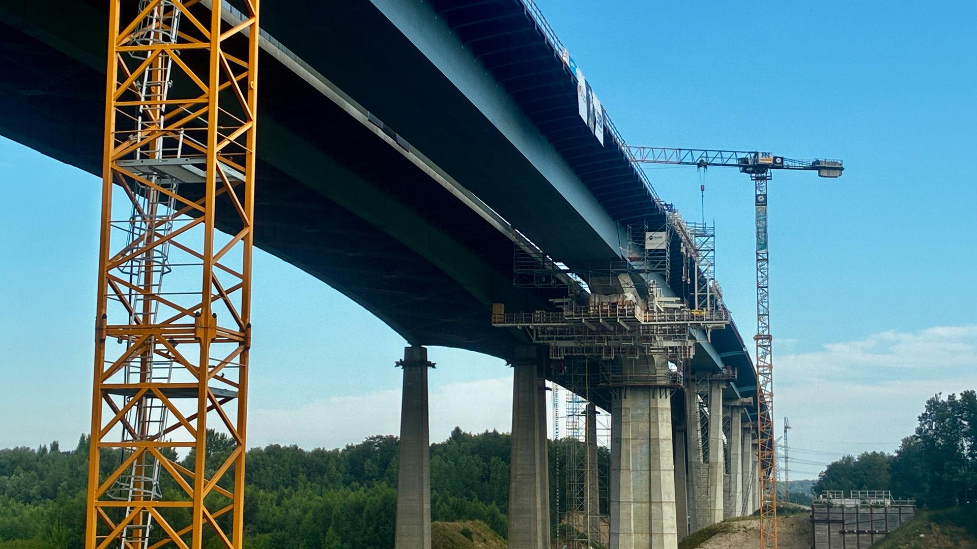 Neue Rader Hochbrücke: Mittelteil wird eingesetzt - Bauwerk fast komplett