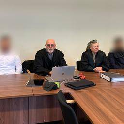 Zwei Angeklagte sitzen mit ihren Verteidigern in Hamburg in einem Gerichtssaal. In dem Berufungsverfahren geht es um ein Autorennen auf der Köhlbrandbrücke, bei dem ein Mensch ums Leben gekommen ist.