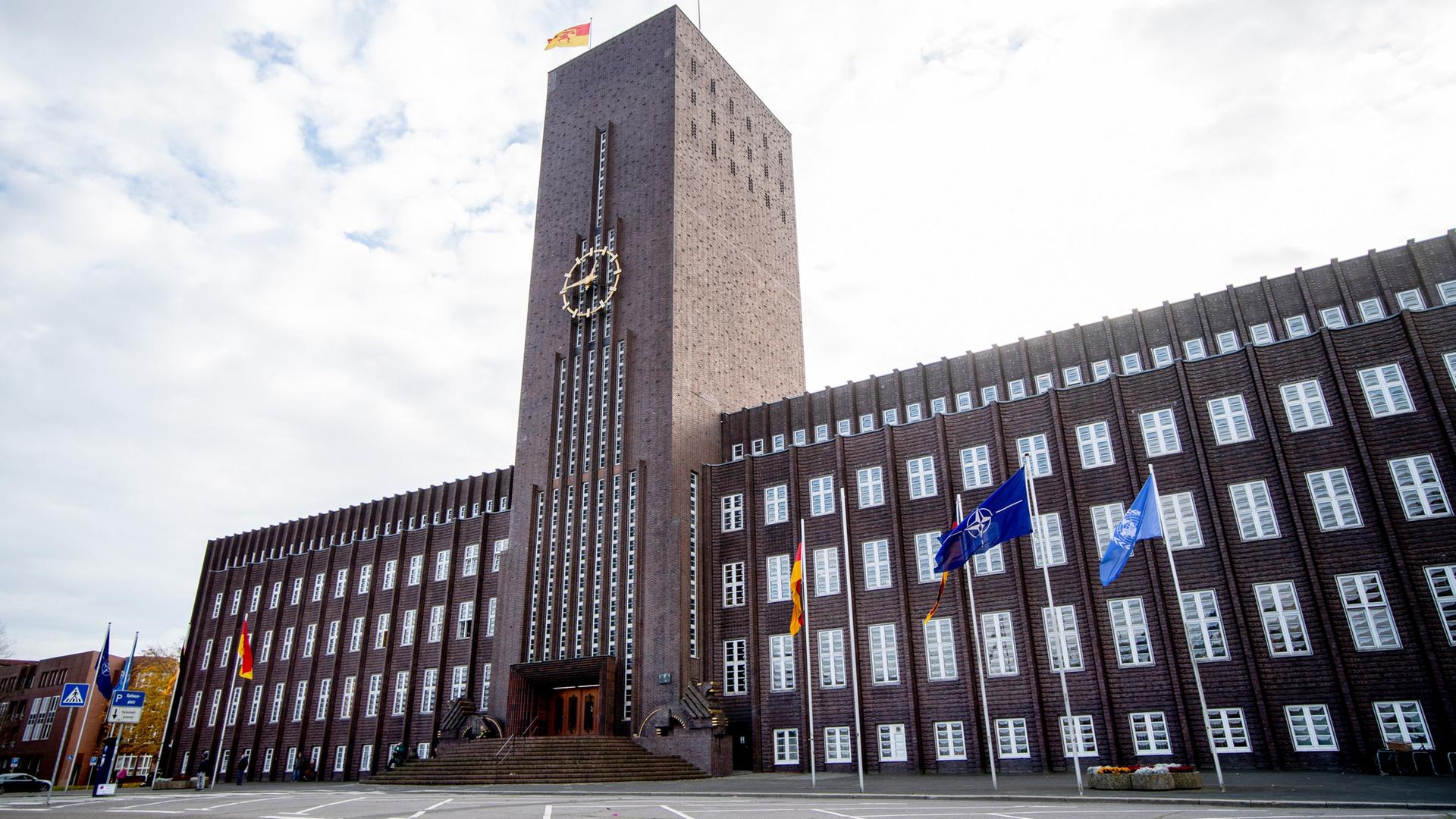 Das historische Rathaus steht im Stadtzentrum. Das Rathaus entstand in den Jahren 1928-29 | picture alliance/dpa