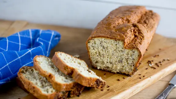 Mandel- und Saatenbrot auf einem Holzbrett. | NDR, Claudia Timmann Mandel- und Saatenbrot auf einem Holzbrett.