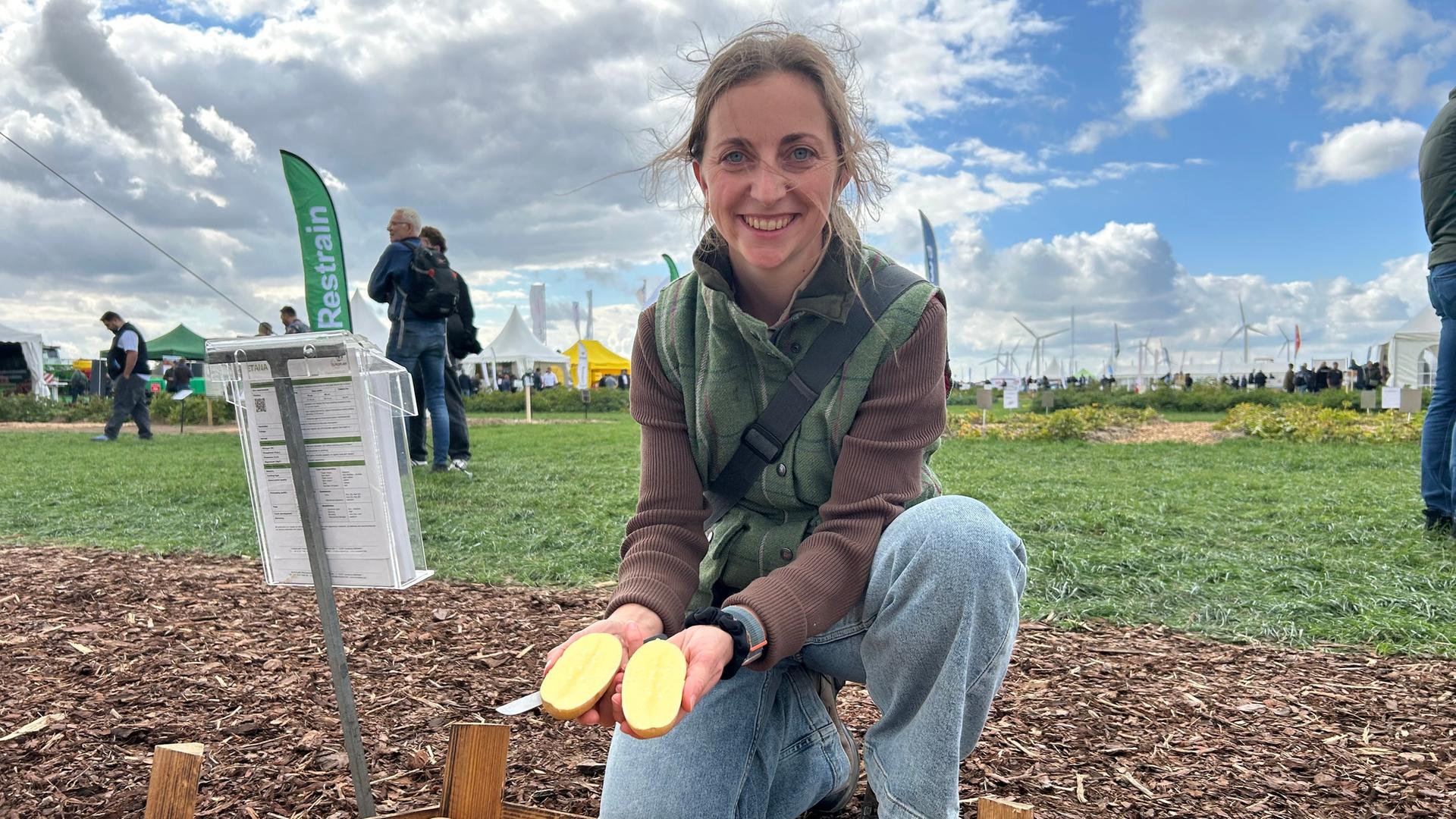 Veronika Riepl-Bauer hält bei der PotatoEurope in Springe Kartoffeln in der Hand | NDR