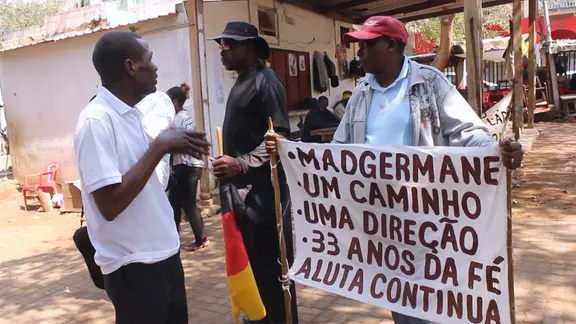 Sogenannte Madgermanes demonstrieren in Mabuto in Mosambik.