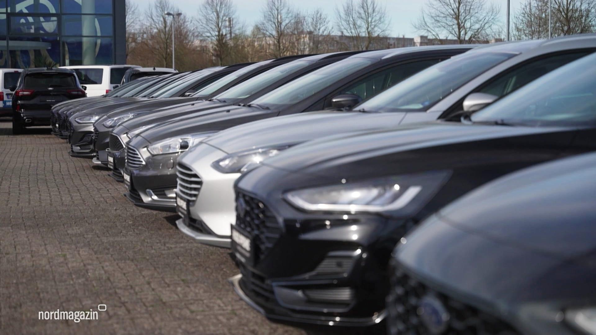 Fahrzeuge auf dem Parkplatz eines Autohauses. | Screenshot