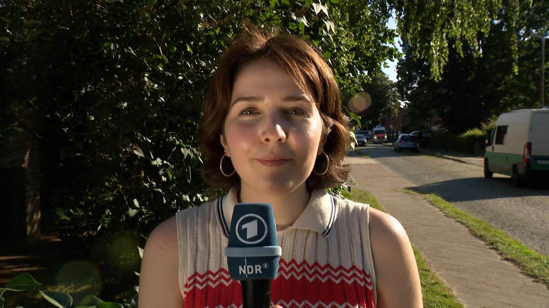NDR Niedersachsen-Reporterin Lisa Göllert spricht in eine Kamera. | NDR