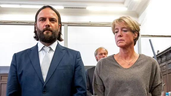 Christina Block, deutsche Gastronomin und Unternehmerin, steht im Prozess wegen mutmaßlicher Kindesentführung im Landgericht Hamburg im Saal neben Ingo Bott.