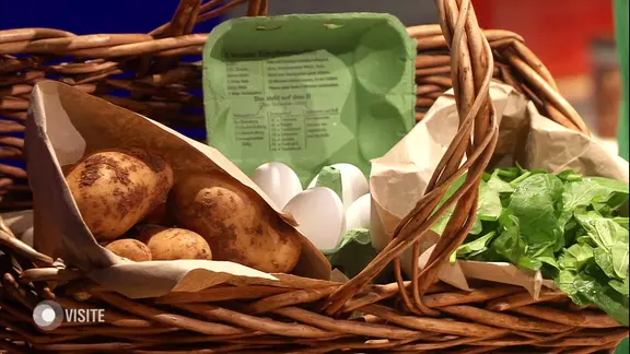 Ein Korb mit verschiedenen Nahrungsmitteln.