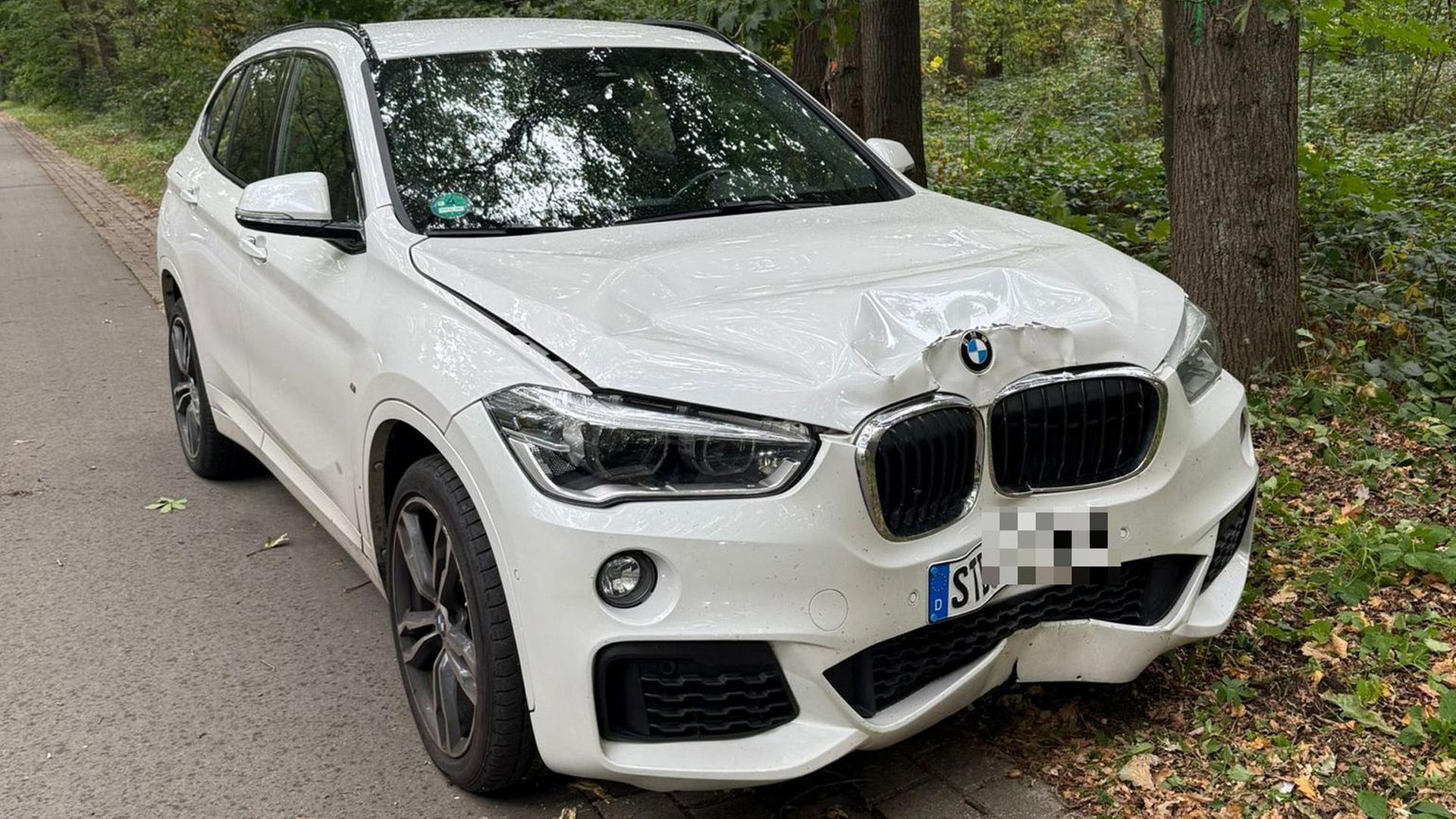 Ein beschädigter BMW steht nach einem Unfall am Straßenrand. | Polizeiinspektion Stade