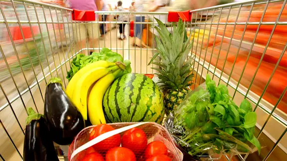 Einkaufswagen mit Lebensmitteln. | Fotolia, Sven Grundmann Einkaufswagen mit Obst und Gemüse gefüllt
