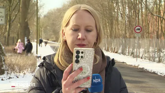 Die Reporterin Rahel Zahlmann mach eine Schadesmeldung per App.