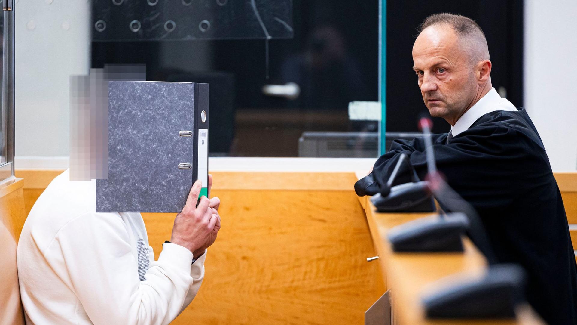 Der Anklagte sitzt im Sitzungssaal des Landgerichts Hannover  - er soll seine Freundin betäubt, vergewaltigt und gefilmt haben. | Michael Matthey / dpa / dpa-Bildfunk