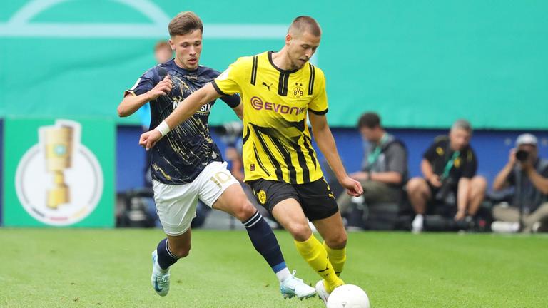 Jonathan Stöver (l.) von Phönix Lübeck und Dortmunds Waldemar Anton kämpfen um den Ball. | IMAGO / Nordphoto Jonathan Stöver (l.) von Phönix Lübeck und Dortmunds Waldemar Anton kämpfen um den Ball.
