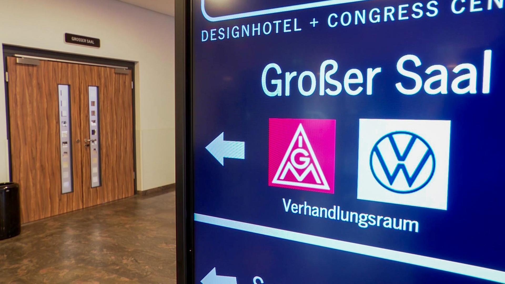 Ein Display weist auf den Ort des Vorgesprächs zwischen Volkswagen und der IG Metall hin. | NDR Screenshot