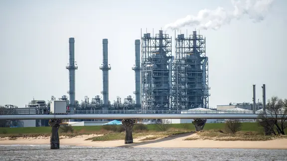 Das Bild zeigt eine Fläche vor dem Industriepark Stade. Auf der Anlage soll das Landterminal für den Import von Flüssigerdgas entstehen.