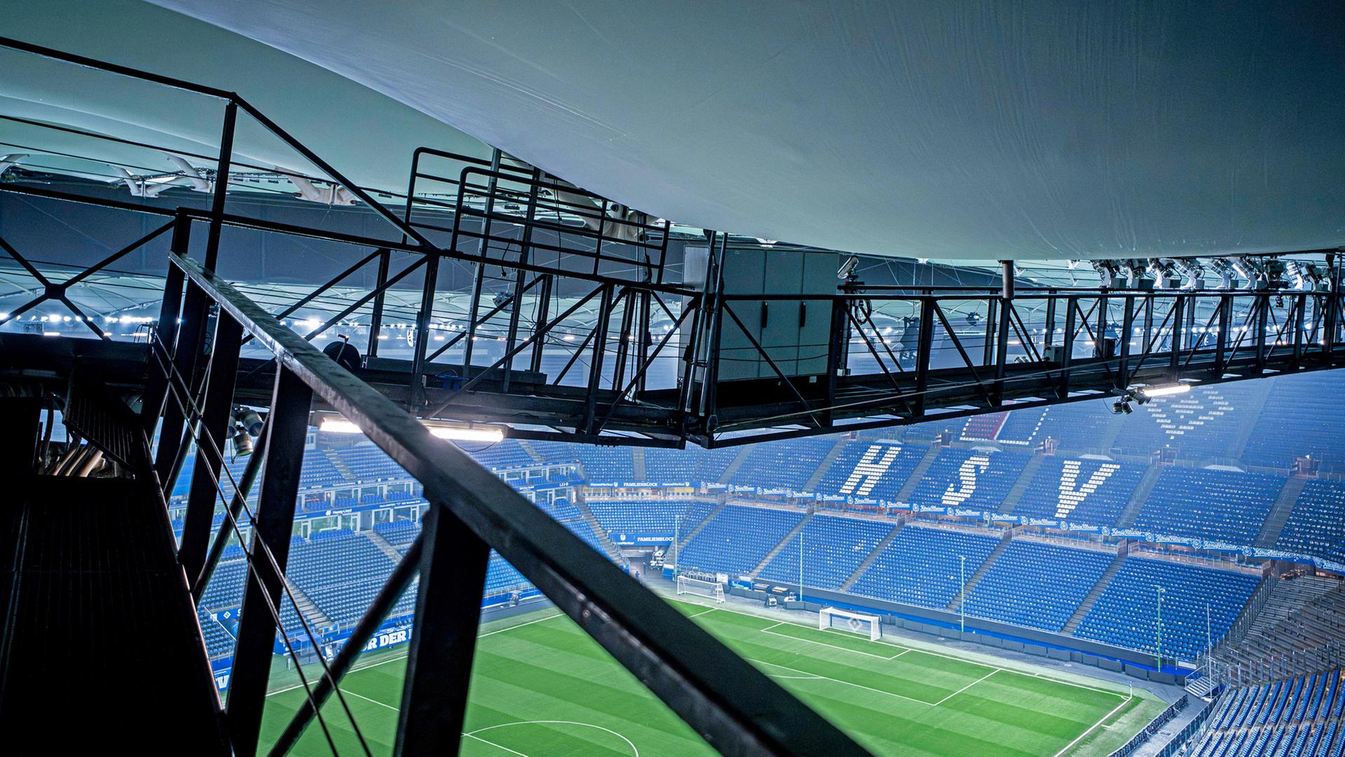 Catwalk und Dach im Volksparkstadion des HSV, eingedellt durch die Schnee- und Wasserlast | Witters