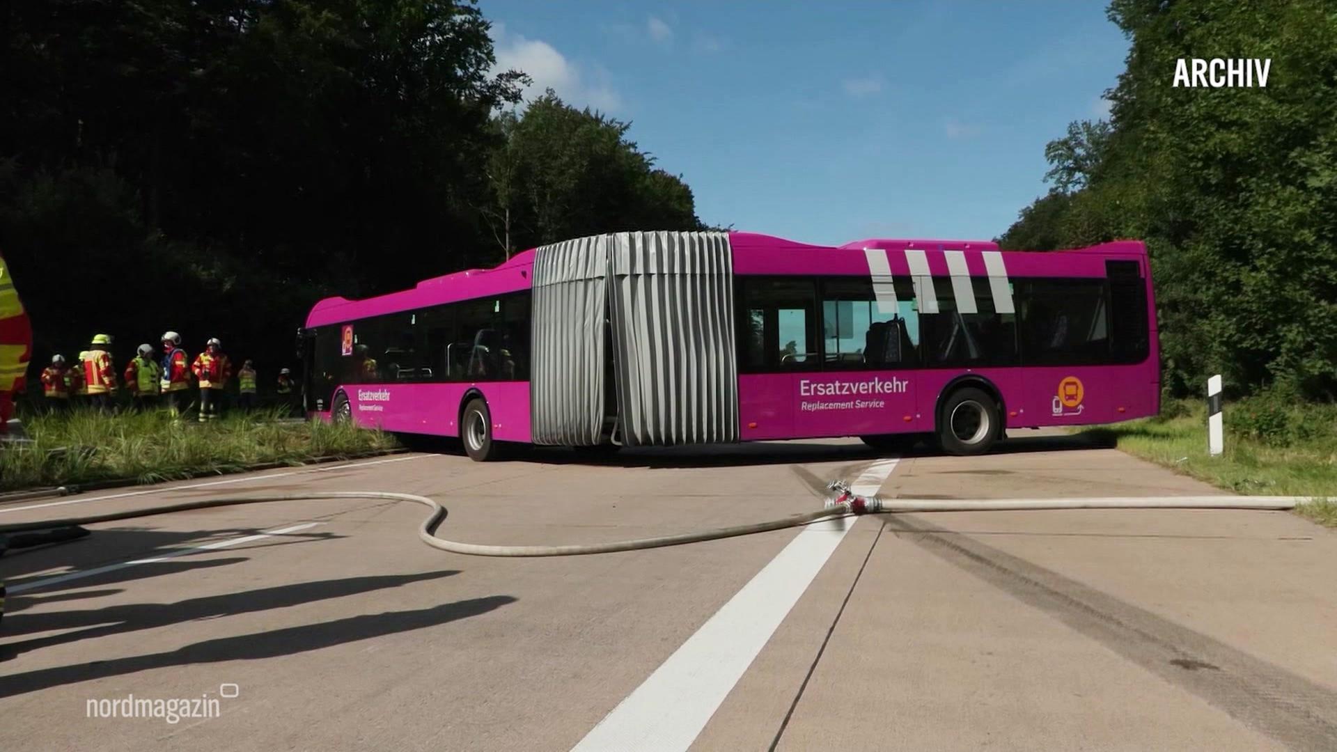 Gelenkbus-Unfall im Schienenersatzverkehr auf der A24: Sind Gelenkbusse auf Autobahnen sicher?