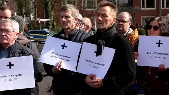 Menschen nehmen an einer Kundgebung der CDU vor dem Frauengefängnis in Vechta teil.