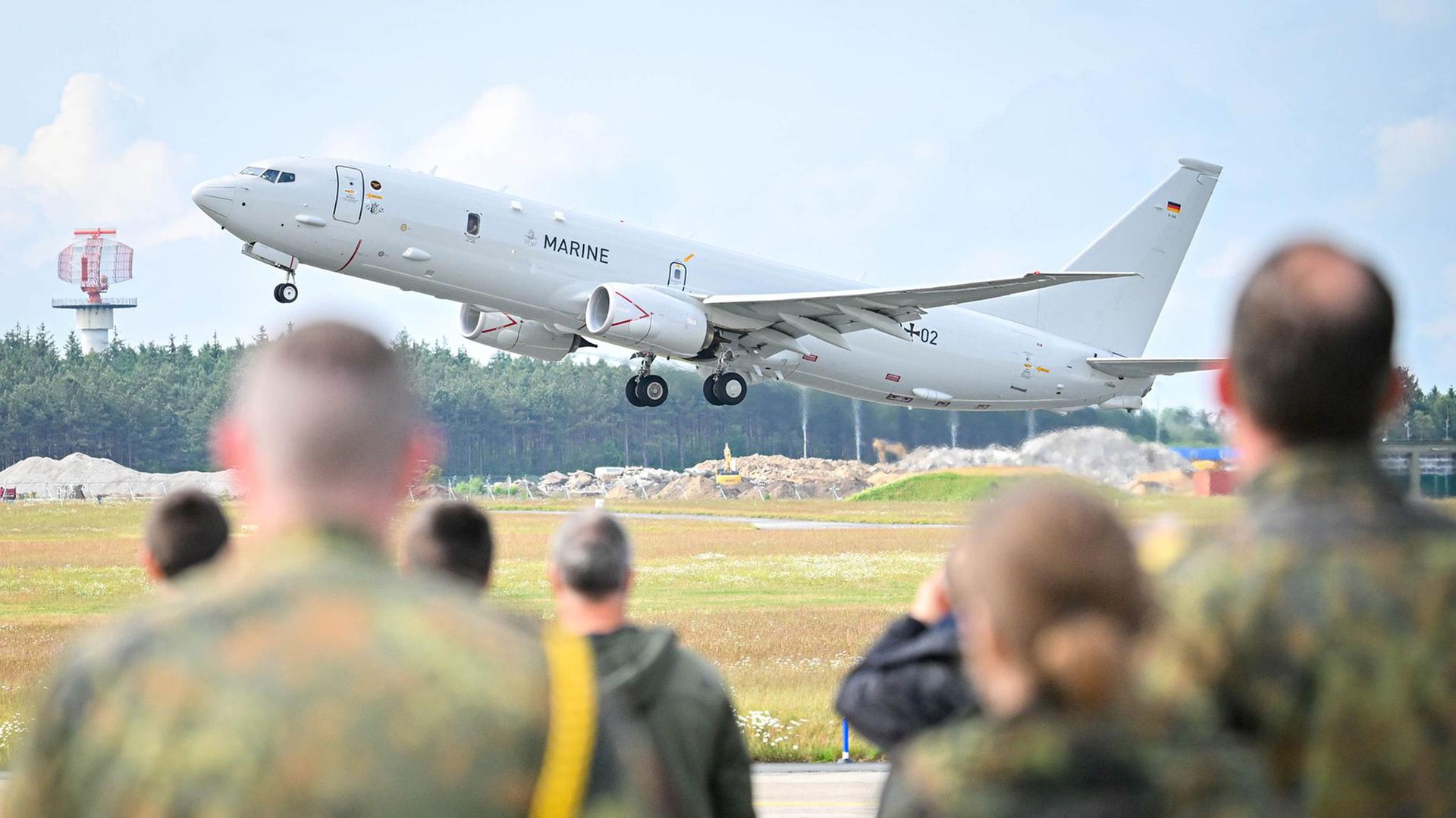 Beim Tag der Bundeswehr zeigen die Marineflieger am Marinefliegerstützpunkt Nordholz eine Flugschau. | Sina Schuldt, dpa