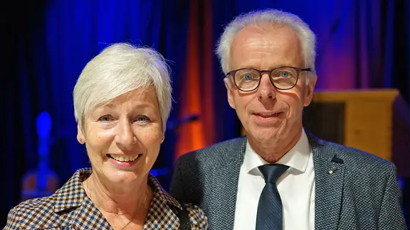 Die Verleger Gesche und Peer-Marten Scheller blicken auf einer Gala glücklich in die Kamera