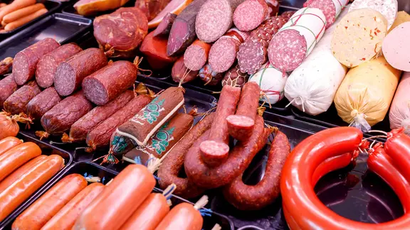 Nach Angaben des Unternehmens bleiben die Löhne und Gehälter der Mitarbeiter bis zum Jahresende gesichert. (Themenbild) | picture-alliance / Andreas Franke Wurst in einer Theke.
