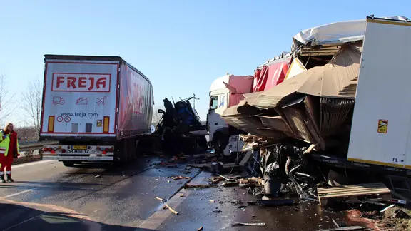 Auf der Autobahn 24 sind zwei Lkw verunfallt.