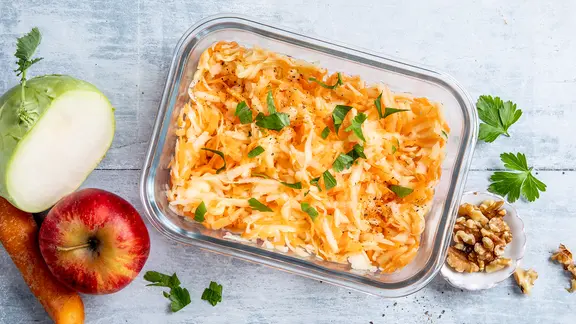 Ein Kohlrabi-Möhren-Apfel-Salat in einer Form.