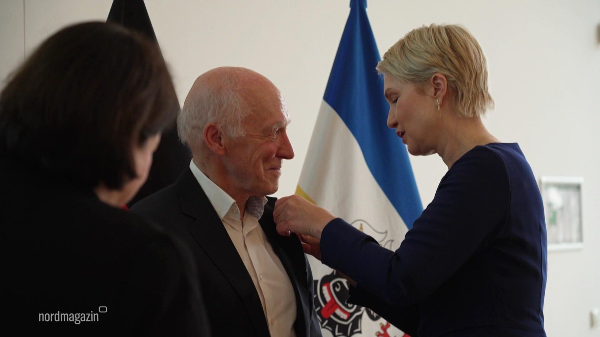 Ehrennadel für freiwilliges Engagement verliehen