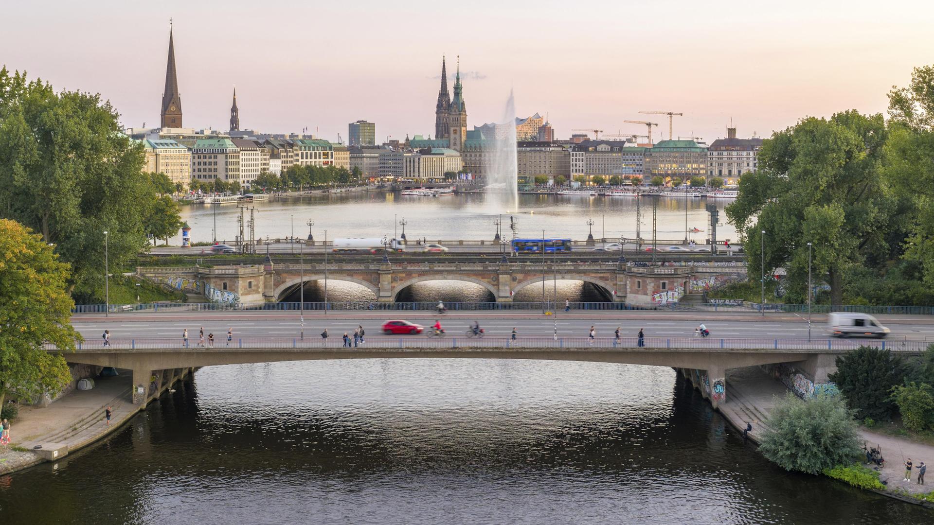 Kennedybrücke in Hamburg bekommt Namenszusatz