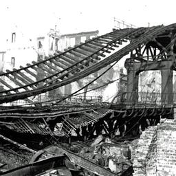 Ein zerstörter Viadukt der Hamburger Hochbahn-Bahnlinie nach Rothenburgsort