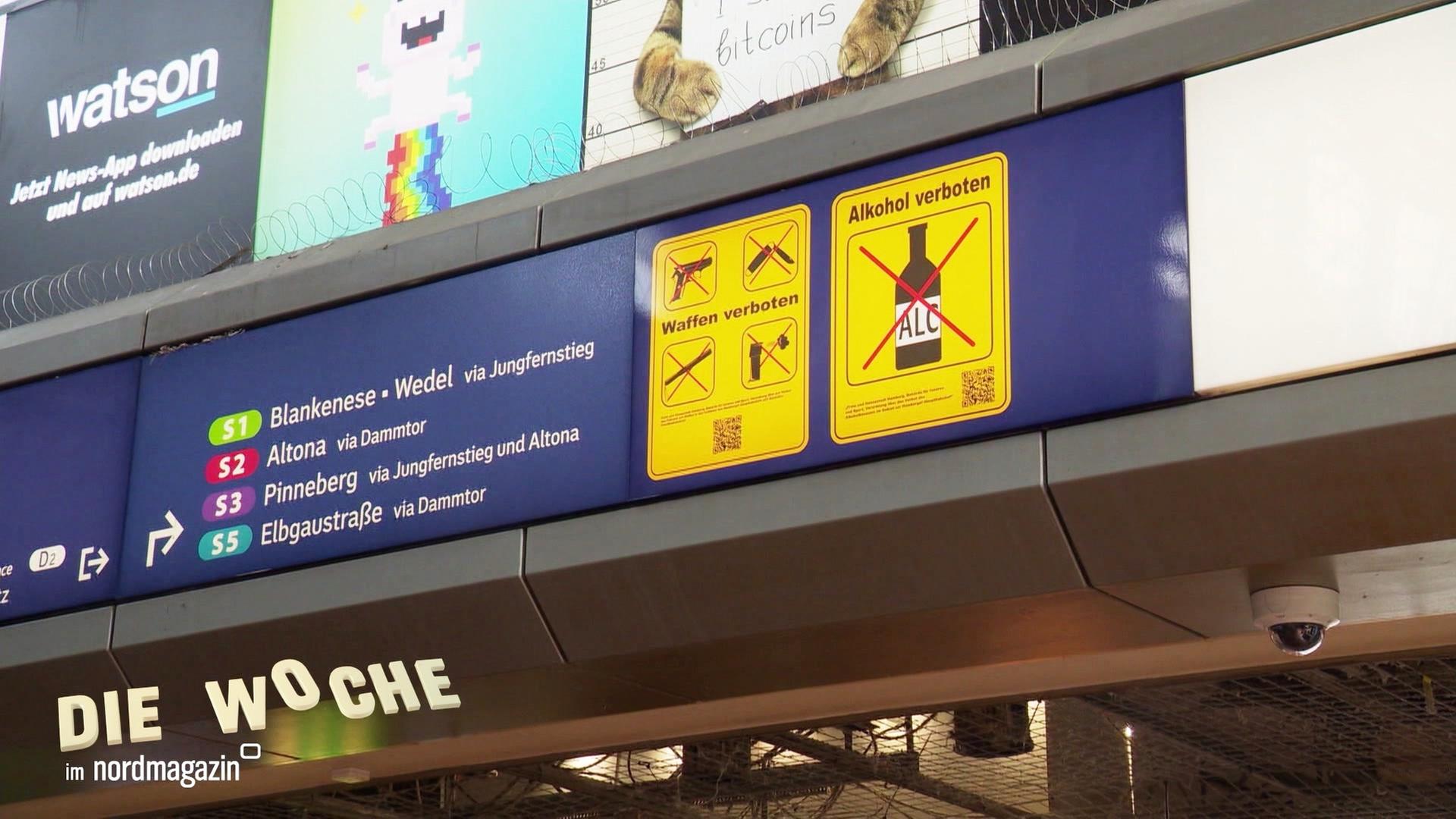 Ein Schild weist auf das Alkoholverbot in einem Bahnhof hin. | Screenshot