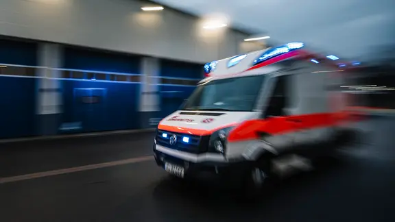 Ein mit Bewegungsunschärfe fotografierter Rettungswagen fährt mit Blaulicht über eine Straße. | NDR, Julius Matuschik Ein mit Bewegungsunschärfe fotografierter Rettungswagen fährt mit Blaulicht über eine Straße.