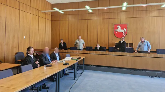 Der Angeklagte sitzt im Gerichtssaal in Hildesheim.