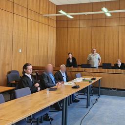 Der Angeklagte sitzt im Gerichtssaal in Hildesheim.