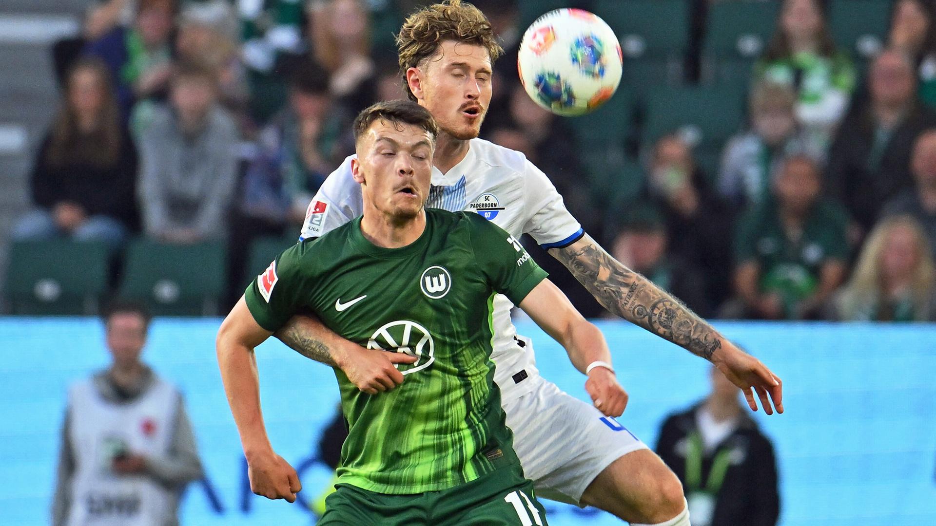 Calvin Brackelmann (r, SC Paderborn 07) kämpft mit Dzenan Pejcinovic (l, VfL Wolfsburg) um den Ball. | picture alliance/dpa | Swen Pförtner