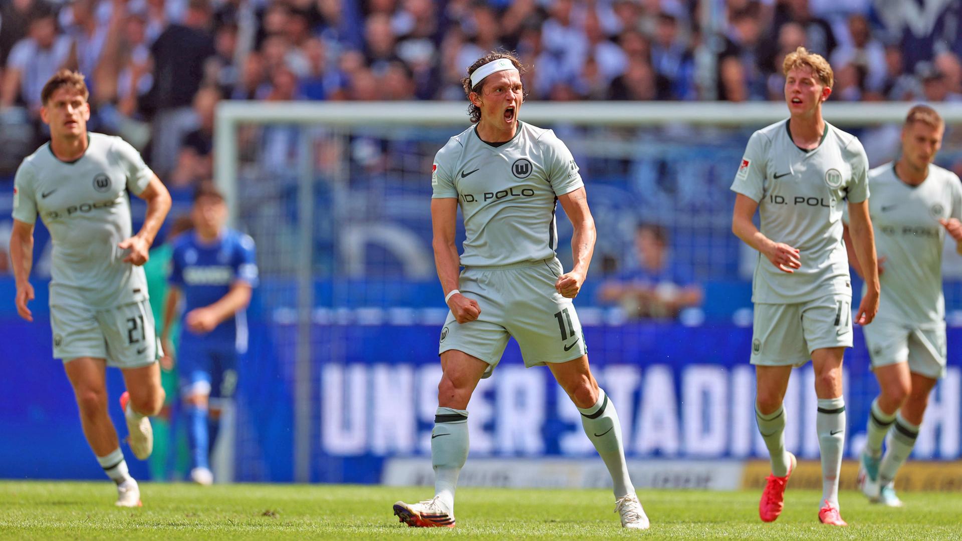 Fabian Reese vom VfL Wolfsburg bejubelt einen Treffer. | IMAGO / Eibner